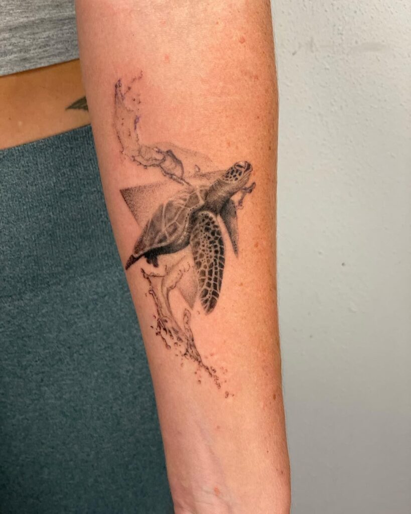 Hình Xăm Mệnh Thủy: Bí Quyết Thu Hút May Mắn và Tài Lộc 345047344 554673296854328 7728679111810630571 n