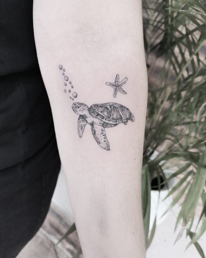 Hình Xăm Mệnh Thủy: Bí Quyết Thu Hút May Mắn và Tài Lộc 469102149 18348818887122968 1234947393800465285 n